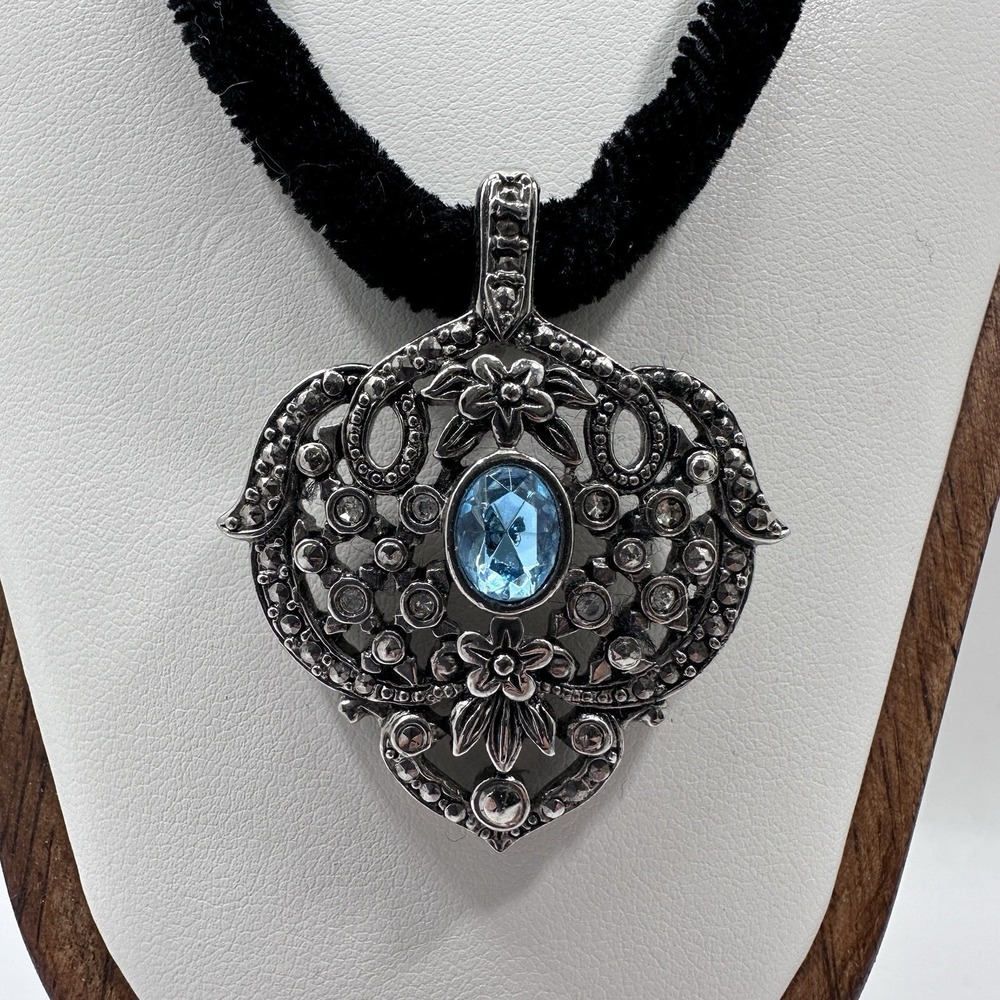 Avon VTG Blue Crystal Pendant Necklace Black‎ Velvet Cord Silver Tone Statement